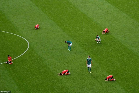 Các cầu thủ Hàn Quốc khóc sau khi đánh bại tuyển Đức. (Nguồn: Getty Images)