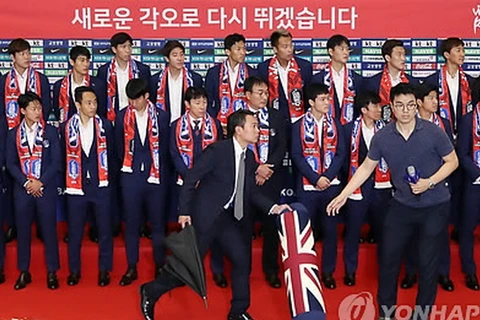Các thành viên tuyển Hàn Quốc bị ném trứng thối. (Nguồn: Yonhap)