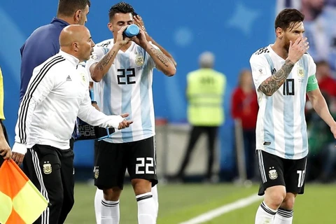 Sampaoli trao đổi với Messi trên sân. (Nguồn: AFP)
