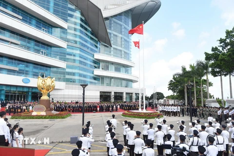 Lễ thượng cờ nhân kỷ niệm tròm 21 năm thành lập Đặc khu Hong Kong (1/7/1997-1/7/2018). (Ảnh: THX/TTXVN)