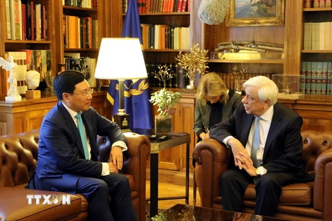 Phó Thủ tướng Phạm Bình Minh hội kiến Tổng thống Hy Lạp Prokopis Pavlopoulos. (Ảnh: Ngự Bình/TTXVN)