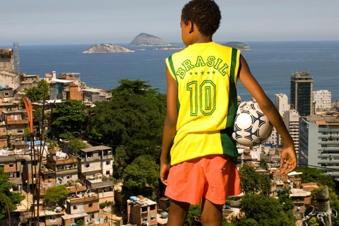 Một cậu bé với chiếc áo số 10 của đội tuyển Brazil tại Rio de Janeiro. (Nguồn: Getty Images)