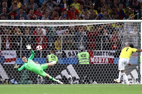 Jordan Pickford sắm vai người hùng khi cản phá lượt sút của Bacca. (Nguồn: Getty Images)