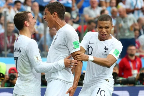 Varane (giữa) mở đầu cho chiến thắng của Pháp. (Nguồn: Getty Images)