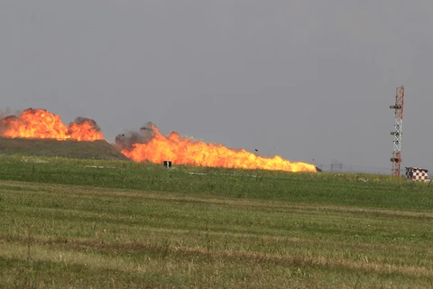 Máy bay bốc cháy sau khi rơi. (Nguồn: theaviationist.com)