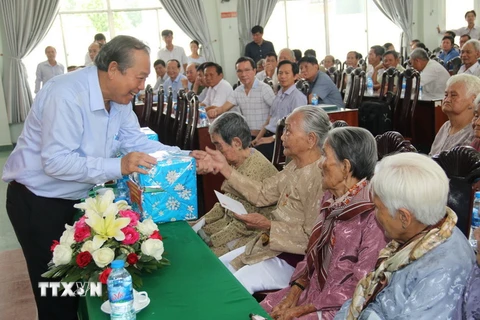 Phó Thủ tướng Trương Hòa Bình tặng quà các Mẹ Việt Nam anh hùng ở tỉnh Tiền Giang. (Ảnh: Minh Trí/TTXVN)