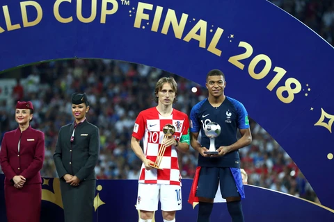 Modric nhận danh hiệu Quả bóng vàng, còn Mbappe là cầu thủ trẻ xuất sắc nhất. (Nguồn: Getty Images)