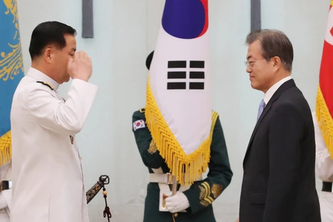 Ông Sim Seung-seob (trái) được bổ nhiệm chức Tư lệnh Hải quân Hàn Quốc. (Nguồn: Yonhap)
