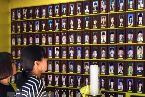 Di ảnh các nạn nhân trong vụ chìm phà Sewol ở Seoul. (Nguồn: AFP/TTXVN)