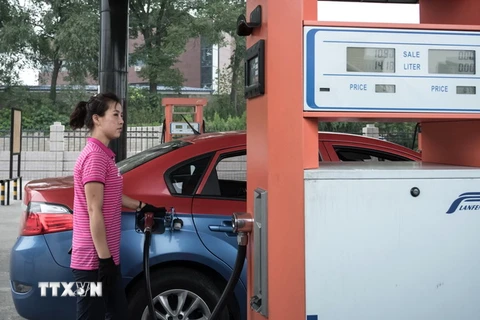 Bơm xăng cho phương tiện tại một trạm xăng ở Bình Nhưỡng, Triều Tiên. (Ảnh: AFP/TTXVN)