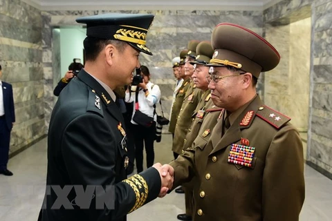 Trưởng đoàn đàm phán Hàn Quốc, Thiếu tướng Kim Do-gyun (trái) và Trưởng đoàn đàm phán Triều Tiên, Trung tướng An Ik-san (phải) tại cuộc đàm phán quân sự hôm 14/6 vừa qua. (Ảnh: Yonhap/TTXVN)
