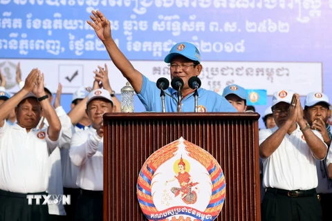 Chủ tịch đảng Nhân dân Campuchia (CPP) cầm quyền, Thủ tướng Samdec Techo Hun Sen phát biểu tại buổi kết thúc chiến dịch vận động tranh cử Quốc hội ở Phnom Penh ngày 27/7. (Nguồn: AFP/TTXVN)