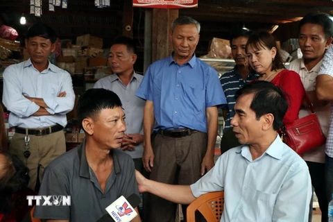 Ông Đào Văn Hiếu, Tổng Lãnh sự quán Việt Nam tại 4 tỉnh Nam Lào thăm, động viên các gia đình bị ảnh hưởng sau sự cố vỡ đập thủy điện Xe pian-Xe NamNoy. (Ảnh: Quang Thái/TTXVN)