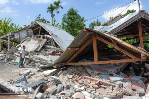 Nhiều ngôi nhà bị đổ sập sau trận động đất trên đảo nghỉ dưỡng Lombok, Indonesia ngày 29/7. (Ảnh: AFP/TTXVN)