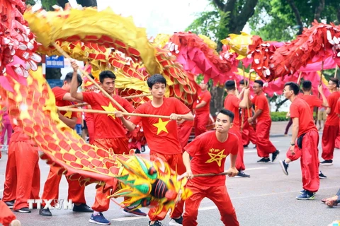 Trình diễn tiết mục múa rồng tại Lễ hội đường phố 'Tinh hoa Hà Nội - Hội tụ và tỏa sáng.' (Ảnh: Quang Quyết/TTXVN)