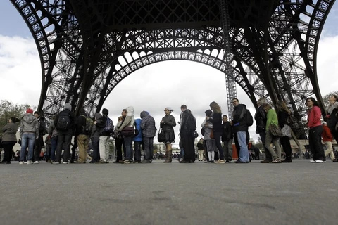 Du khách xếp hàng tham quan Tháp Eiffel. (Nguồn: AFP)