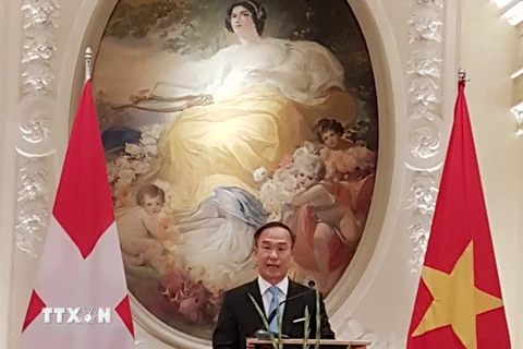 Đại sứ Việt Nam tại Thụy Sĩ Phạm Hải Bằng phát biểu tại Lễ kỷ niệm. (Ảnh: Hoàng Hoa/Thụy Sĩ)