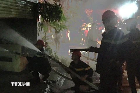 Lực lượng cứu hỏa làm nhiệm vụ. (Ảnh minh họa: Nguyễn Oanh/TTXVN)