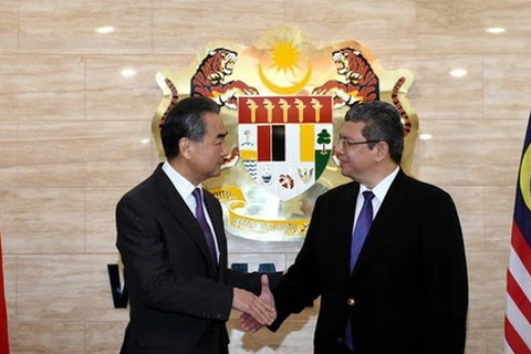 Ngoại trưởng Trung Quốc Vương Nghị và người đồng cấp Malaysia Saifuddin Abdullah. (Nguồn: Bernama)