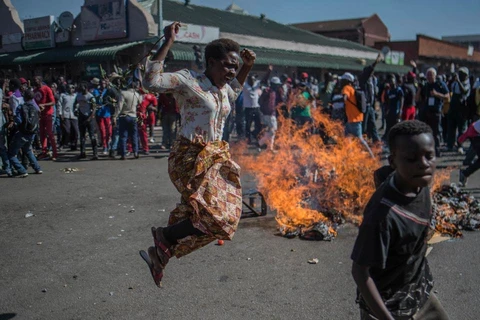 Xung đột nổ ra trên đường phố thủ đô Harare.. (Nguồn: AP)