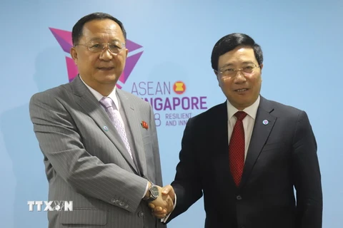 Phó Thủ tướng, Bộ trưởng Ngoại giao Phạm Bình Minh và Bộ trưởng Ngoại giao Triều Tiên Ri Yong Ho. (Ảnh: Xuân Vịnh/TTXVN)