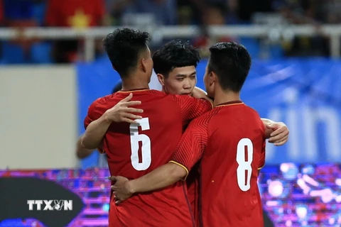 Các cầu thủ Việt Nam ăn mừng bán thắng ấn định tỷ sồ của Công Phượng. (Ảnh: Trọng Đạt/TTXVN)