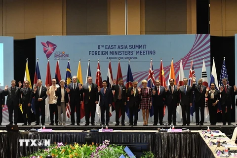 Phó Thủ tướng, Bộ trưởng Bộ Ngoại giao Phạm Bình Minh (thứ 9 trái) và các đại biểu chụp ảnh chung tại Hội nghị EAS ở Singapore. (Ảnh: AFP/TTXVN)
