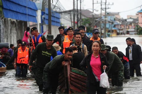 Người dân Thái Lan đối phó lũ lụt. (Nguồn: AFP)