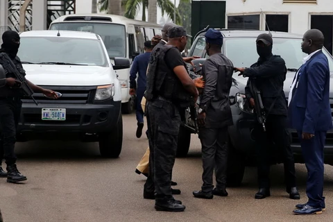 Lực lượng an ninh Nigeria trước tòa nhà Quốc hội. (Nguồn: Reuters)