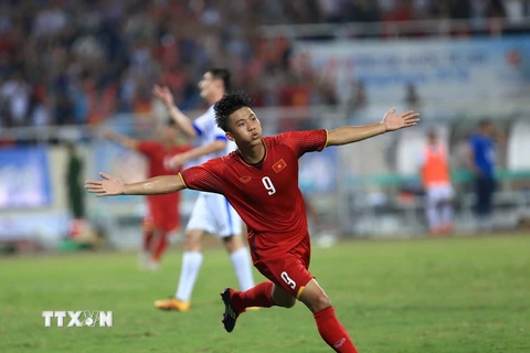 Phan Văn Đức ăn mừng sau khi lập công cho U23 Việt Nam. (Ảnh: Trọng Đạt/TTXVN)