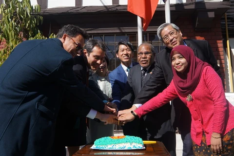 Trưởng cơ quan đại diện các nước ASEAN và lãnh đạo Bộ Ngoại giao Chile chung tay cắt bánh chúc mừng ngày thành lập ASEAN. (Ảnh do ĐSQ Việt Nam tại Chile cung cấp)