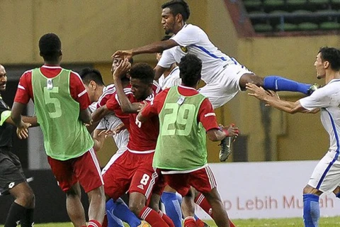 Cầu thủ Malaysia và UAE đánh nhau ngay trên sân. (Nguồn: Stadium Astro)