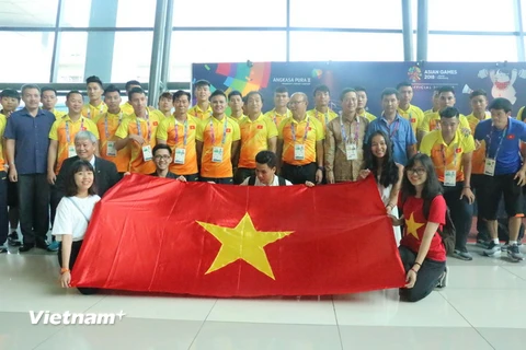 Đại sứ Việt Nam Phạm Vinh Quang đón đội tuyển Olympic Việt Nam tại sân bay. (Ảnh: Đỗ Quyên/Vietnam+)