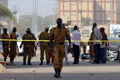 Cảnh sát phong tỏa hiện trường một vụ nổ bom ở Burkina Faso. (Nguồn: Daily Mail)