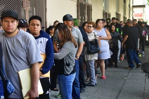 Người nhập cư xếp hàng bên ngoài một văn phòng tư vấn về quyền nhập cư tại Los Angeles, Mỹ. (Ảnh: AFP/TTXVN)