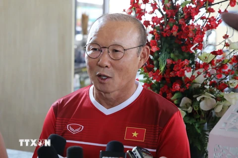 HLV Park Hang Seo trả lời phỏng vấn báo chí Việt Nam. (Ảnh: Hoàng Linh/TTXVN)