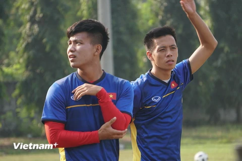 Cầu thủ Olympic Việt Nam luyện tập trước trận gặp Nepal. (Ảnh: Trần Chiến/Vietnam+)
