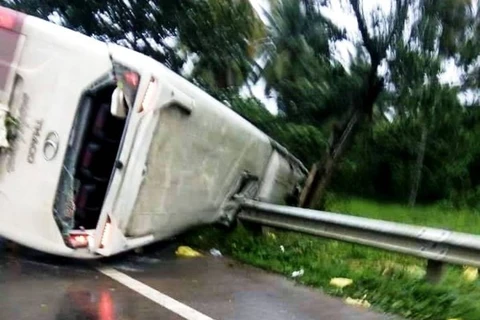 Lâm Đồng: Xe khách mất lái lật nghiêng, hành khách hoảng loạn