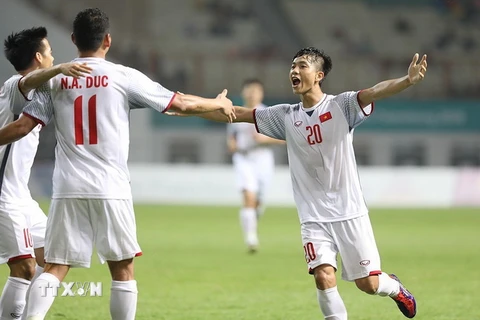 Các cầu thủ Việt Nam ăn mừng sau khi Văn Đức ghi bàn nâng tỷ số 2-0 cho Việt Nam. (Ảnh Hoàng Linh/TTXVN)