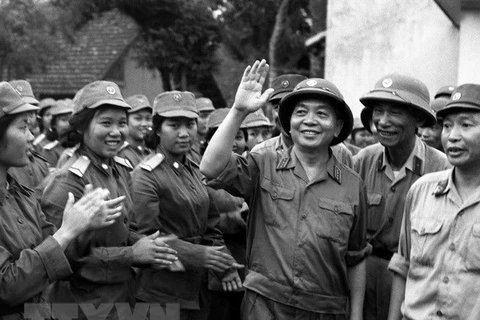 Đại tướng Võ Nguyên Giáp thăm các đơn vị nữ thông tin và nữ quân y đã tham gia Lễ duyệt binh ngày 1/5/1973. (Ảnh minh họa: Vũ Tạo/TTXVN)