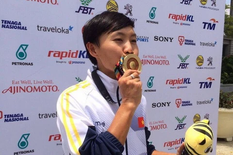 Hình ảnh Nguyễn Thị Thật nhận huy chương vàng tại SEA Games 29.