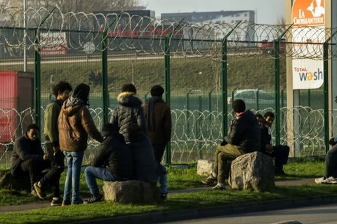 Người di cư tập trung ở hàng rào biên giới tại Calais. (Nguồn: news of the day)