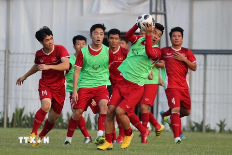 Các cầu thủ Việt Nam chơi bóng ném tại buổi tập. (Ảnh: Hoàng Linh/TTXVN)