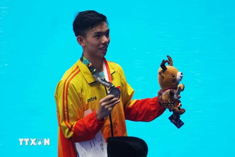 Nguyễn Huy Hoàng trên bục nhận huy chương. (Ảnh: Hoàng Linh/TTXVN)
