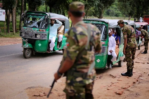 Nhân viên an ninh Bangladesh kiểm tra các xe chở người tị nạn Rohingya. (Nguồn: AP)