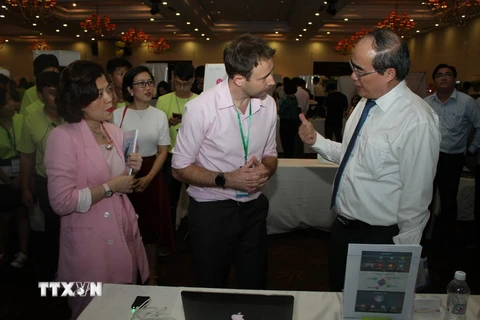 Bí thư Thành ủy Thành phố Hồ Chí Minh Nguyễn Thiện Nhân trao đổi với đại diện Dự án khởi nghiệp EcoWorth-Tech. (Ảnh: Tiến Lực/TTXVN)