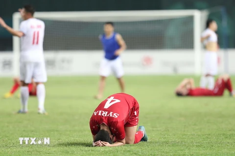 Cầu thủ Syria thất vọng sau khi để thua Olympic Việt Nam. (Ảnh: Hoàng Linh/TTXVN)