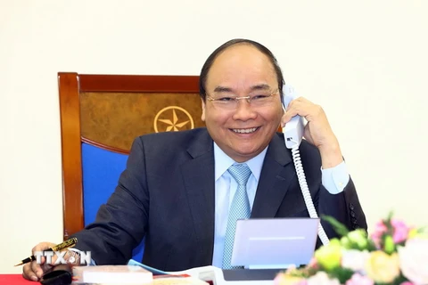 Thủ tướng Nguyễn Xuân Phúc chúc mừng đội tuyển Olympic Việt Nam. (Ảnh: Thống Nhất/TTXVN)
