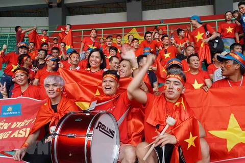 Cổ động viên Việt Nam trên khán đài trong chiến thắng của đội tuyển nước nhà. (Ảnh: Hoàng Linh/TTXVN)