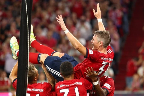 Bastian được cầu thủ Bayern chúc mừng sau trận đấu.